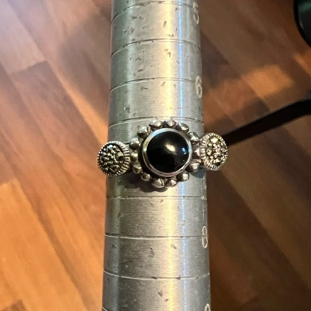 Vintage black onyx and maracasites art deco sterling silver ring size 7.